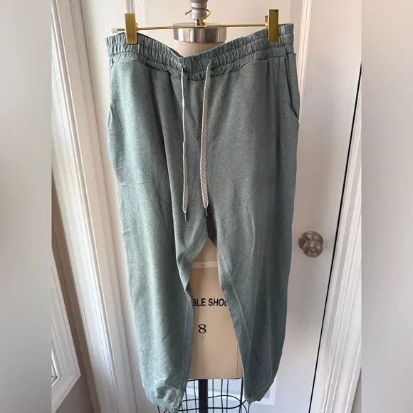 Vuori Women’s Performance Joggers - Picture 9 of 9